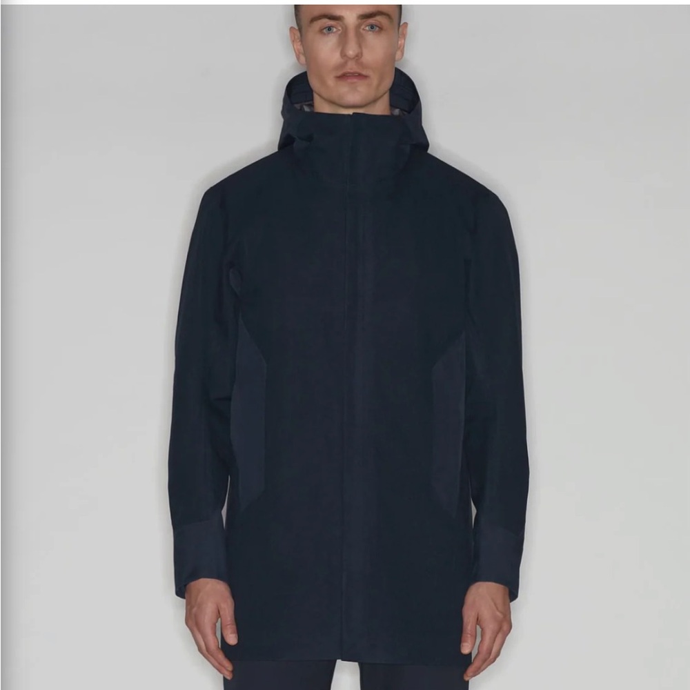 Arc’teryx Veilance Navier AR Coat in Navy L